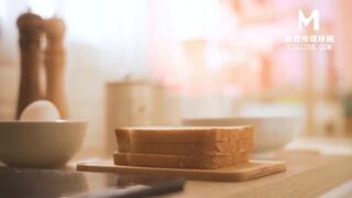 【国产】麻豆传媒作品/MAN-0001男友的私房早餐/免费观看