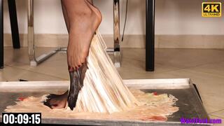 Keira Stockings Stuck- 4K MP4