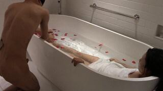 Slaves serve the queen in bathing