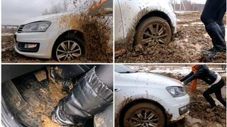 CAR STUCK PREMIERE: Emily has problems in deep soft first mud