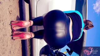 Sandra Jayde 26-04-23 J'adore montrer mon gros cul dans un legging moulant c'est excitant et des capotes sur mes pieds