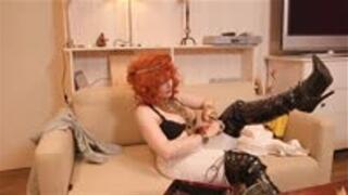 redhead smoke and put on jewellery - mp4 720p