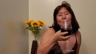 MEILI SEXY MILF ASIAN DRINK AND PLAY PUSSY