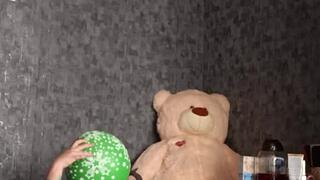 blow big balloon in pool and mastrubation