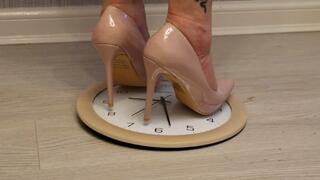 what time is it ? crush time under my high heels