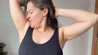 ohhhh her stinky armpits