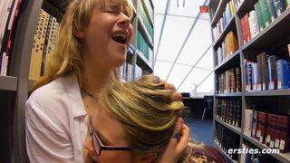 Versaute Leseratten - Zwei Studentinnen Treiben Es in Ihrer Bibliothek