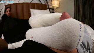 Arab MILF mismatched sockjob and sensual big bare footjob! - MOV