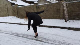 Italian high heels pumps vs very slippy ice, high heels on ice, slippy high heels