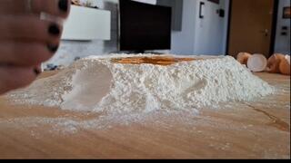 Impastare con i piedi - schiacciare cibo con i piedi - 1