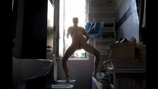 ESIBIZIONISTA SEGAIOLO alla Finestra! EXIBITIONIST JERKER at the Window!