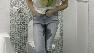 I show you my wet jeans and panties MP4 FULL HD 1080p