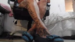 Blue Bow jean flats Shoeplay foot tapping Heel popping