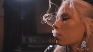 Anette loves to play with smoke 4K MP4