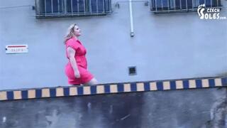 BBW dirty foot walk in public (4K 2160p)