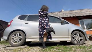 bouncing a car in summer dress mov