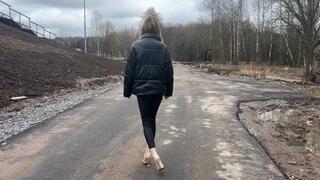 girl in high-heeled boots slipped and injured her leg, now it hurts her to walkT