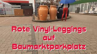 Red vinyl leggings in DIY store car park - Rote Vinyl-Leggings auf Baumarktparkplatz