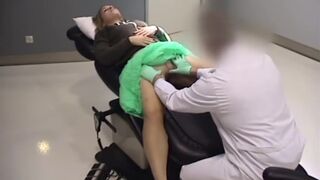 Esto es lo que tu novia hace en la consulta del doctor