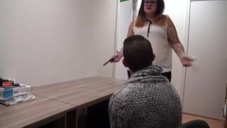 Un trabajo especial para un novato. Leti sabe dar caña a jovencitos!