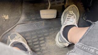 driving in sneakers mov