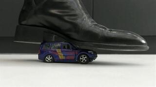I push and trample the car very hard MP4 HD 720p