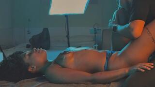 Beautiful black woman came to receive a massage and had beautiful squirting