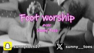 Il lèche mes pieds plein de chocolat