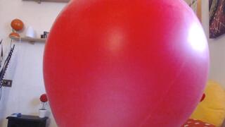 Red balloon to be fully inflated 4K
