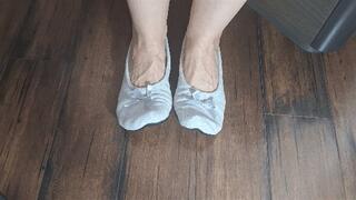 Deep toe wiggle in grey ballet flats TW