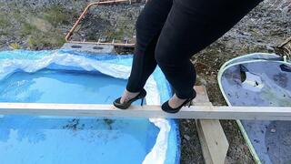 Suede heels, obsticle course and mud