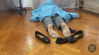 NICKY HAS SMELLY NYLON FEET - MOV HD