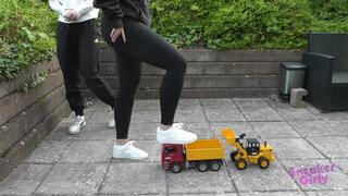 Sneaker-Girl Doro & Mia Moon - Big Toy Car Crush
