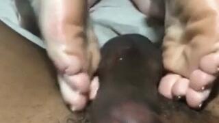 Pretty ass Latina with pretty Feet giving me a Solejob!!!