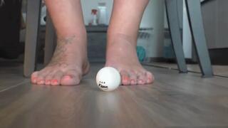 Italian Girlfriend - Size comparison big feet vs objects and fake penis - small avarage and big
