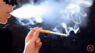 Smoking Muratti red 100s with wooden holder