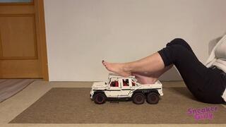 Sneaker-Girl Akira - Big 6x6 Toy Truck Crush