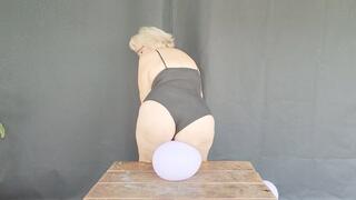 Crushing balloons with huge ass (1)