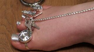 Key between my diamond toes (no talk)