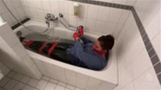 YY187 - Taking a bondage bath