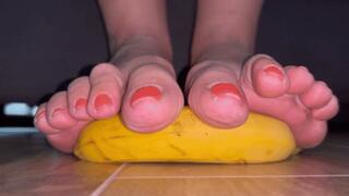 Italian girlfriend - Slowly flattening banana under size 11 TOES - crush fetish