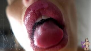 Sloppy kisses from MILF