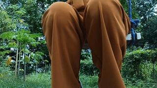 My feet itch and I have to scratch when I walk in the park(2C)