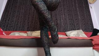 Pay pig for fashionable pantyhose