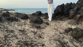 Desperate girl’s pee in the sand in public