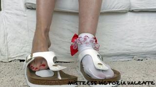 Drop pads in toe separator slippers with and without socks