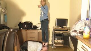 Chelsea's Coffee Break 2 (4K)