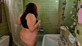BBW TAKING A SHOWER HIDDEN CAMERA 3