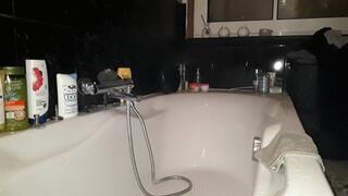 Twerking and pee ( pee fetish)