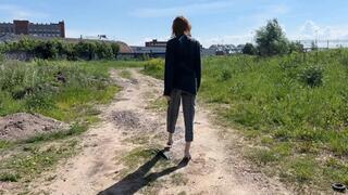 girl was jogging in the forest when suddenly she was attacked, when she woke up she was already without sneakers and with her legs tied, she had to somehow get home to untie her legs